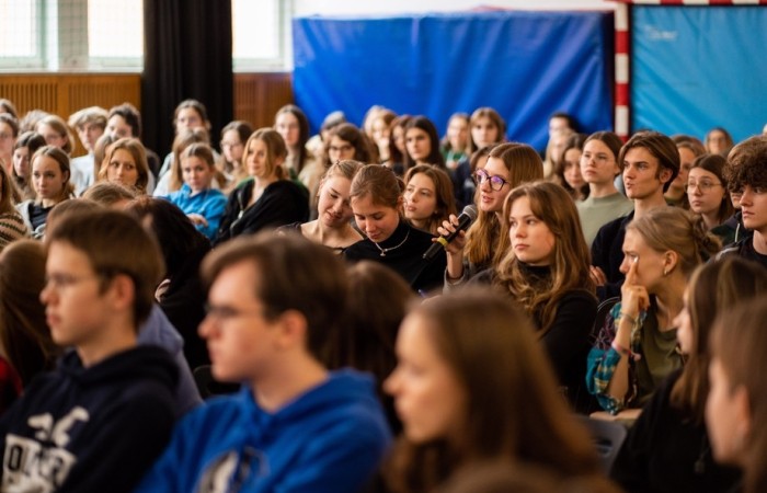 2023-02-02-018_młodzież podczas wykładu L. Kraja w ramach PROGRAMU PATRONACKIEGO WUM (1)