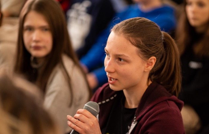 2023-02-02-018_młodzież podczas wykładu L. Kraja w ramach PROGRAMU PATRONACKIEGO WUM (2)