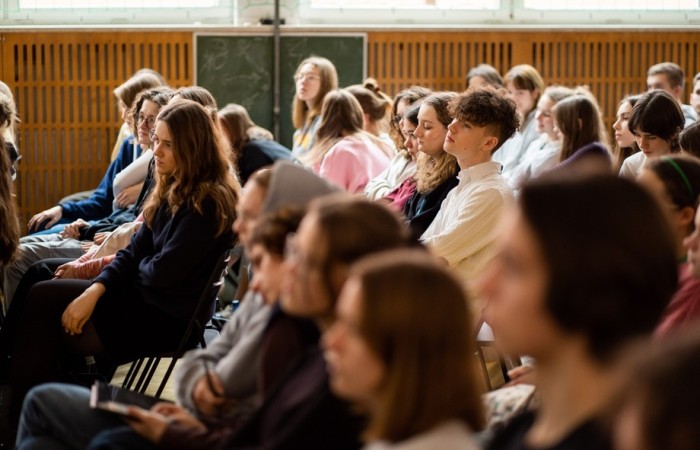 2023-02-02-018_młodzież podczas wykładu L. Kraja w ramach PROGRAMU PATRONACKIEGO WUM (3)