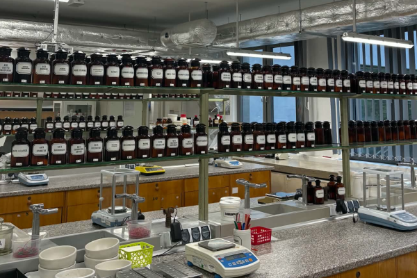 sala przygotowana do zajęć dotyczących receptur aptecznych na Wydziale Farmaceutycznym WUM, 17.09.2026